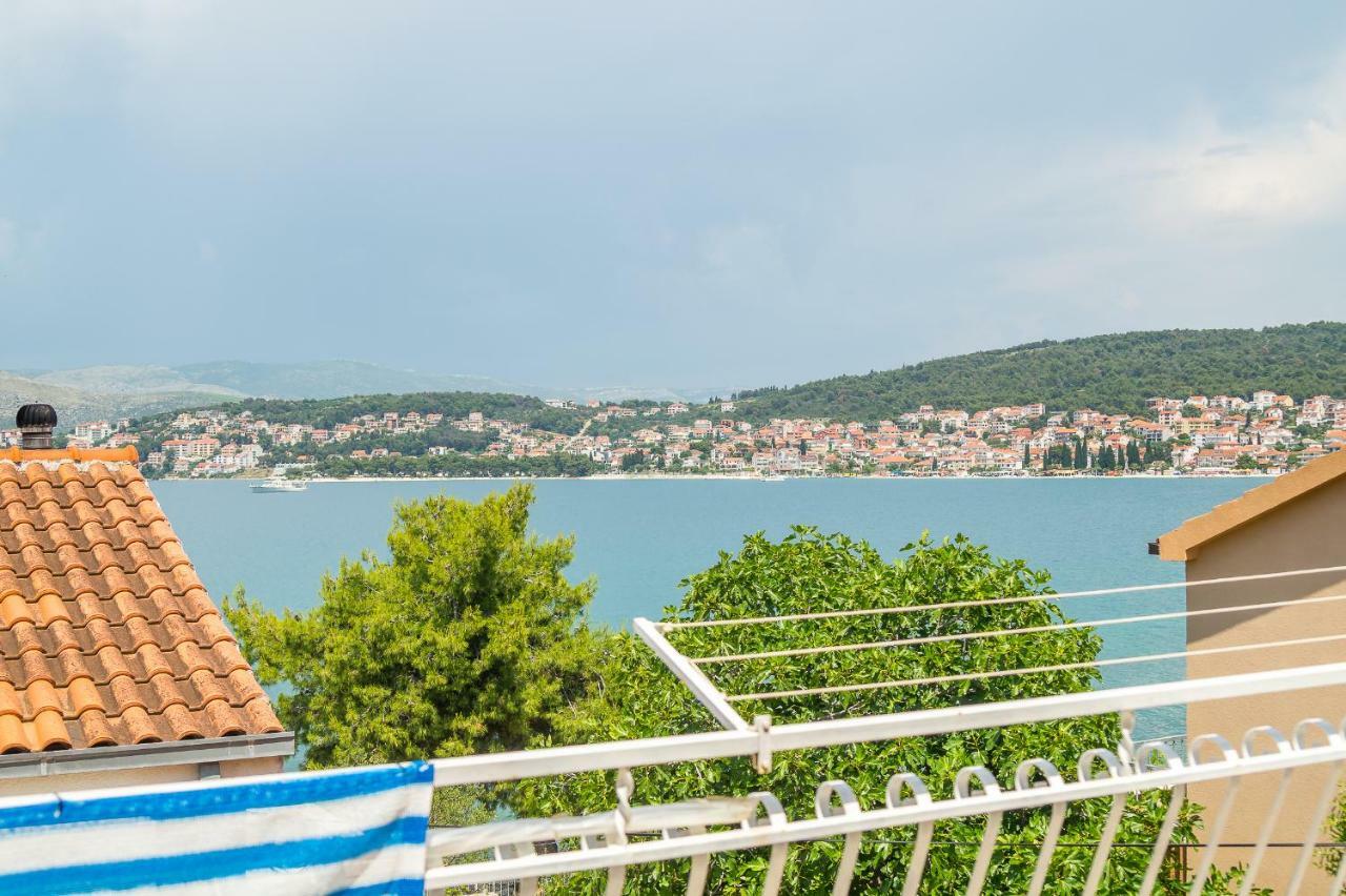 Apartment "On The Beach" Trogir Exterior foto