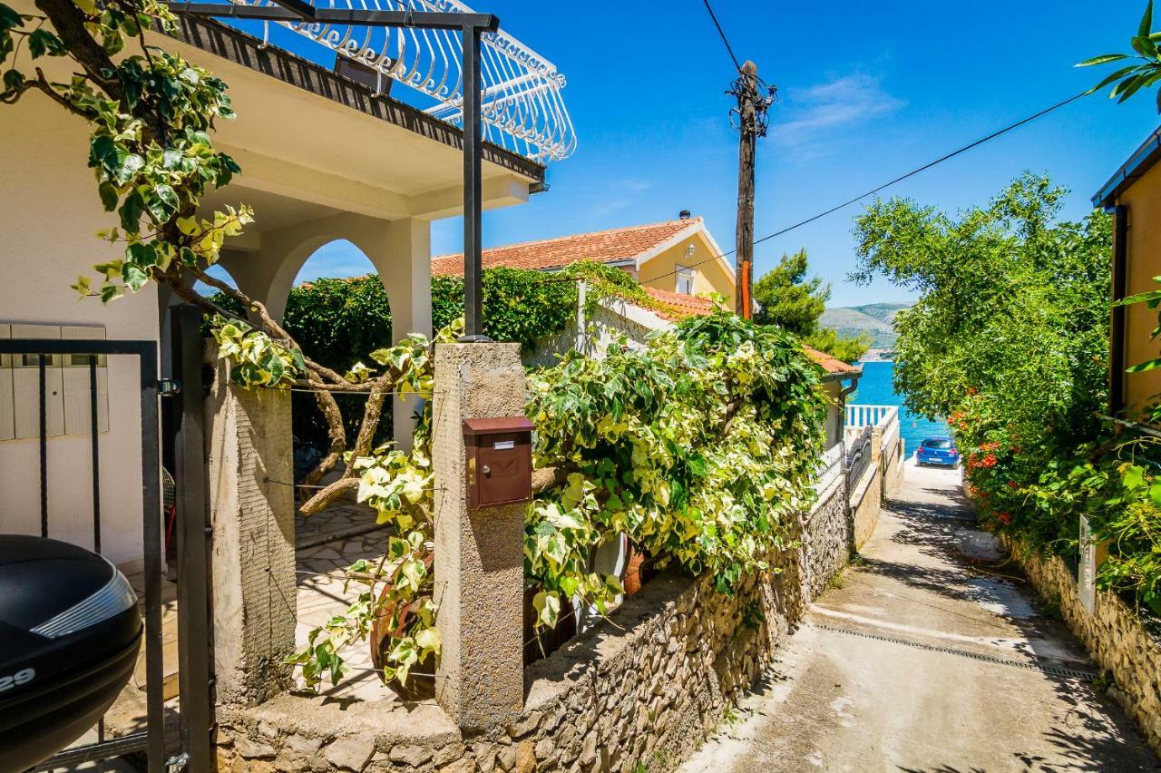 Apartment "On The Beach" Trogir Exterior foto