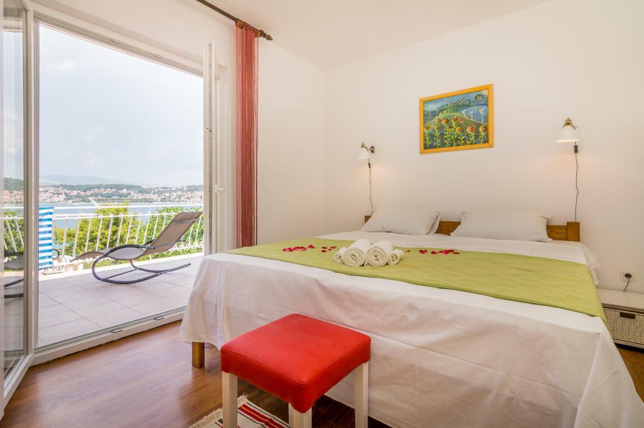 Apartment "On The Beach" Trogir Exterior foto