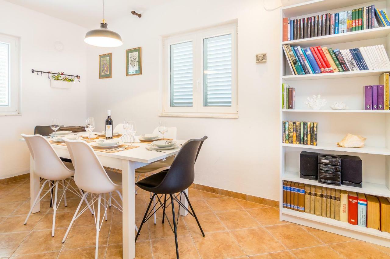 Apartment "On The Beach" Trogir Exterior foto