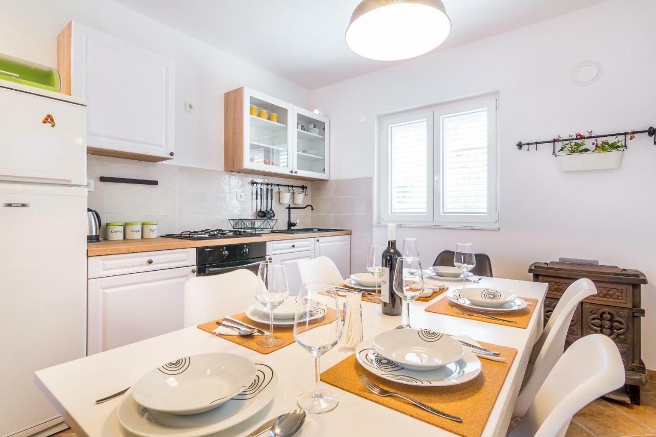 Apartment "On The Beach" Trogir Exterior foto