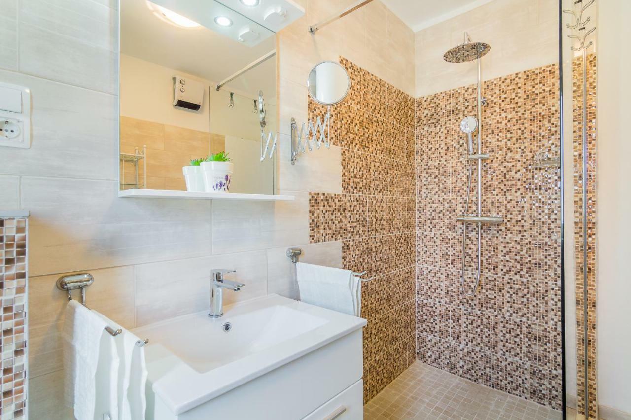 Apartment "On The Beach" Trogir Exterior foto